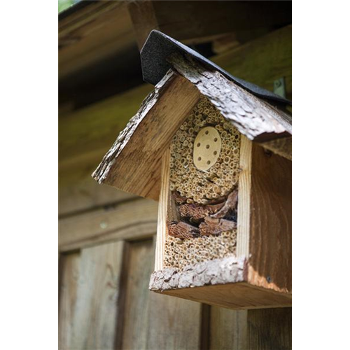 Ein Insektenhotel im Garten